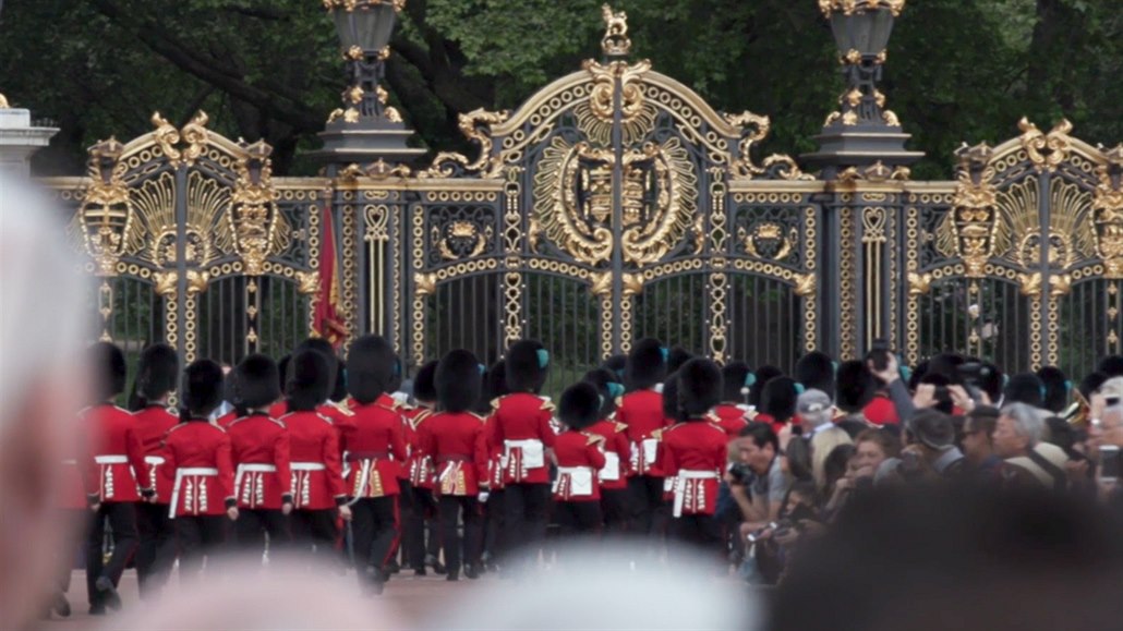 Stráž Buckinghamského paláce nosí typické čepice z medvědí kožešiny -  iDNES.tv