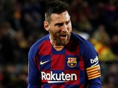 Lionel Messi oslavuje svoji trefu z přímého kopu.
