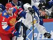 Rusk hokejista Arjom Zub (vlevo) v souboji s Teemu Hartikainenem z Finska.