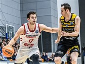 Jaromír Boha�ík (vlevo) z Nymburka úto�í kolem Marcelinha Huertase z Tenerife.