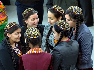Turkmenské studentky oblečené do tradičních místních oděvů.