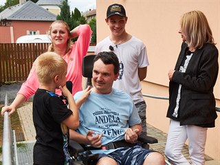 Kamil se s rodinou po deseti dnech vrací do nového domova.