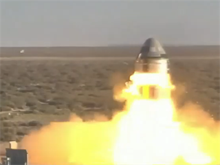 Start modulu Boeing Starliner CST-100 při testu záchranného únikového systému...
