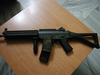 Airsoftové zbraně, kvůli kterým mladík neváhal vydírat.