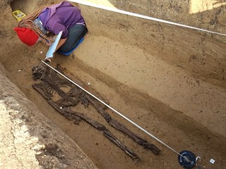 Hrob muže z druhé poloviny 5. století našeho letopočtu objevili archeologové...