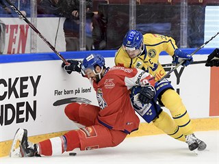 Michal Moravčík (vlevo) v souboji s Patrikem Berglundem ze Švédska, Vpravo...