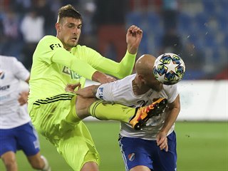 Souboj o míč v podání karvinského Martina Kouřila (vlevo) a Tomáše Smoly z...