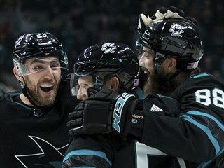 Barclay Goodrow, Radim Šimek a Brent Burns (zleva) slaví gól San Jose.