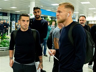 Slávističtí fotbalisté se na pražském letišti chystají na odlet do Barcelony....