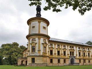 Linhartovský zámek pochází z 16. století, kdy z původní tvrze vzniklo...