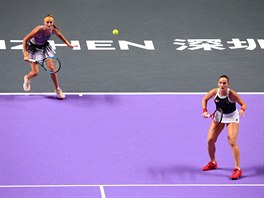 Kristina Mladenovicov (vlevo) a Timea Babosov ve finle Turnaje mistry.