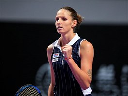 Karolna Plkov v semifinle Turnaje mistry proti Ashleigh Bartyov.