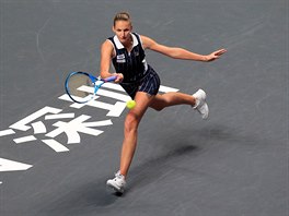 Karolna Plkov v semifinle Turnaje mistry proti Ashleigh Bartyov.
