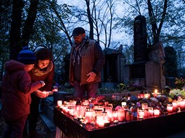 Mnoho svíek se objevilo i na hrobu Jana Palacha. (1. listopadu 2019)