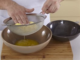 Z nastrouhanch brambor vymakejte tekutinu.