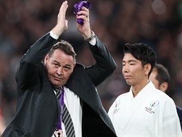 Trenr Steve Hansen s bronzovou medail na krku z MS 2019 kyne fanoukm po...