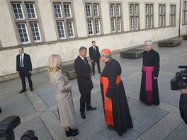 Zástupci církve pivítali Babie ped katedrálou Notre-Dame v Lucemburku. V...