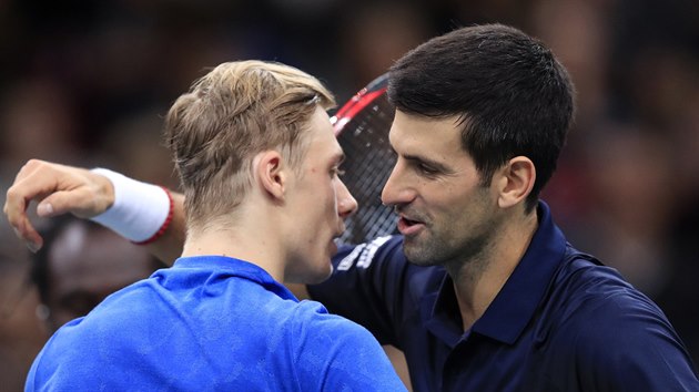 Novak Djokovi (vpravo) a Denis Shapovalov po finle na turnaji v Pai.