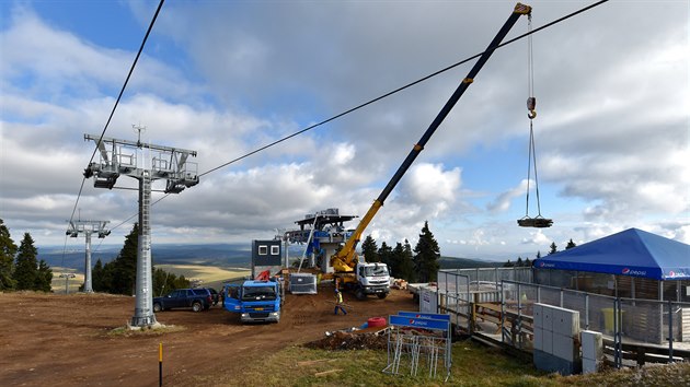 Ve skiarelu Klnovec bude lyam slouit nov lanovka na sjezdovce Dmsk, jej stavba skon v polovin prosince. Na snmku horn stanice.