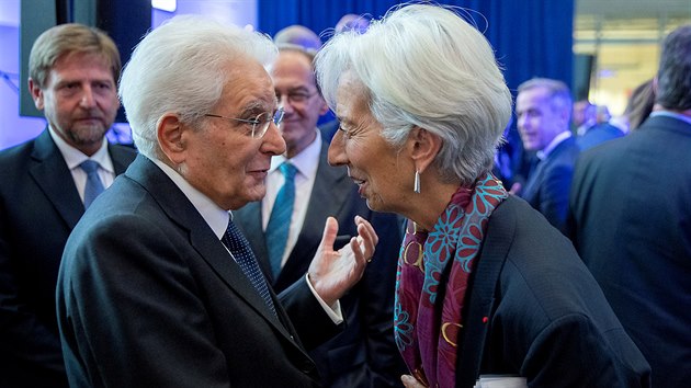 Italsk preztident Sergio Mattarella se vt se jmenovanou fkou Evropsk centrln banky Christine Lagardeovou bhem verku na poet odchzejcho fa ECB Maria Draghiho ve Frankfurtu (28. jna 2019)