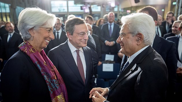 Italsk preztident Sergio Mattarella se vt se jmenovanou fkou Evropsk centrln banky Christine Lagardeovou bhem verku na poet odchzejcho fa ECB Maria Draghiho (v pozad) ve Frankfurtu (28. jna 2019)