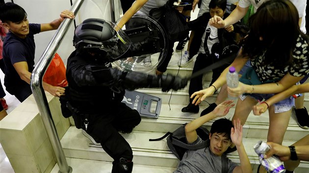 Zsah policie v obchodnm centru v Hongkongu bhem protivldnch protest (3. 11. 2019)