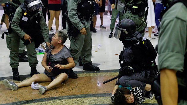 Policie zasahuje proti demonstrantm v nkupnm centru v Hongkongu (3. 11. 2019)