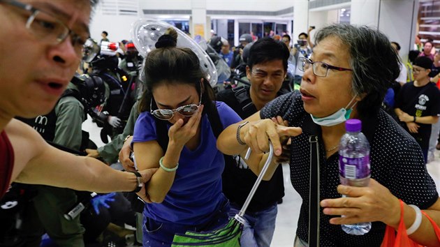 astnci protivldnch protest v Hongkongu jsou zasaen slznm sprejem (3. 11. 2019)