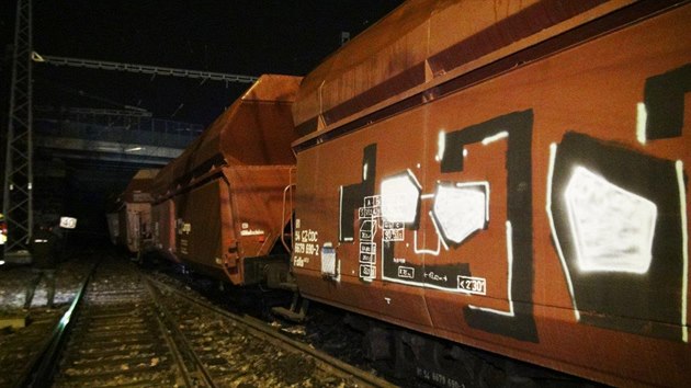 V praskch Maleicch vykolejil nkladn vlak. Mimo tra se ocitlo devt vagon. Drn inspekce odhaduje kody na 5 milion korun (3. 11. 2019).