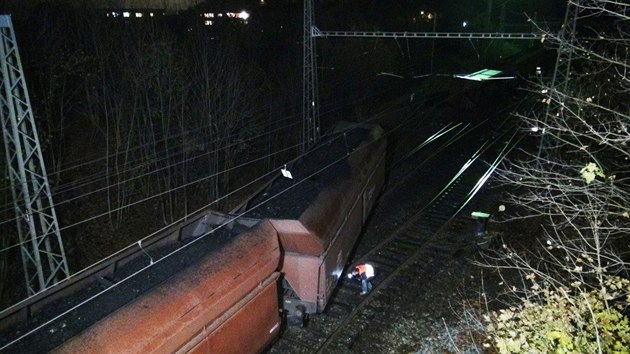 V praskch Maleicch vykolejil nkladn vlak. Mimo tra se ocitlo devt vagon. Drn inspekce odhaduje kody na 5 milion korun (3. 11. 2019).