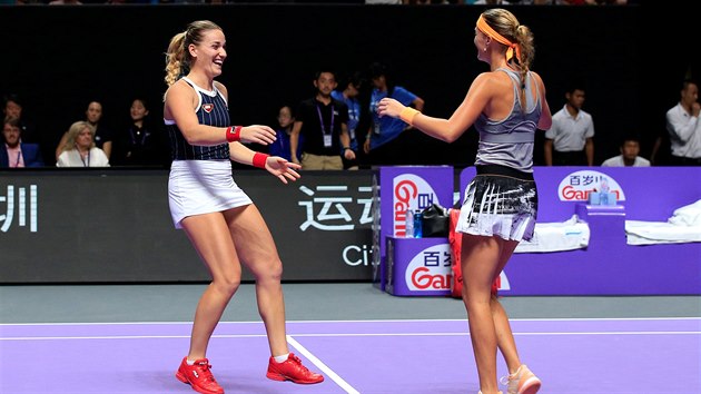 Tenistky Timea Babosov (vlevo) a Kristina Mladenovicov obhjily titul na Turnaji mistry.