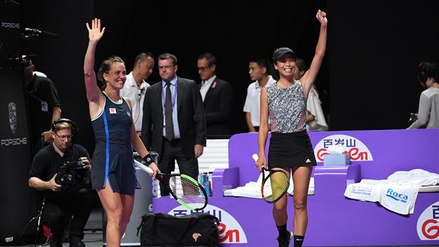 Tenistka Barbora Strcov (vlevo) se lou spolen s parakou Sie u-wej s Turnajem mistry v en-enu.