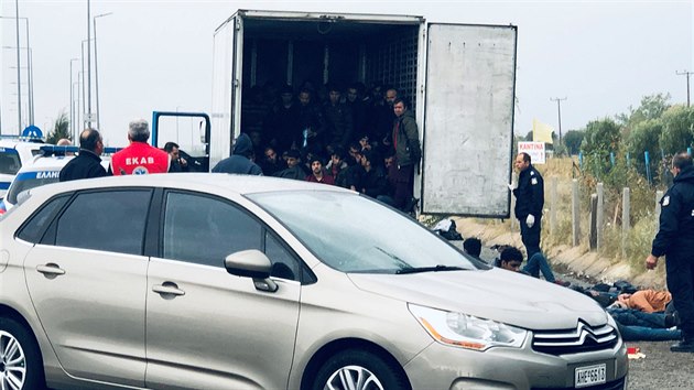 eck policie zadrela na severovchod zem kamion, v jeho nkladnm prostoru bylo 41 migrant. (4. listopadu 2019)