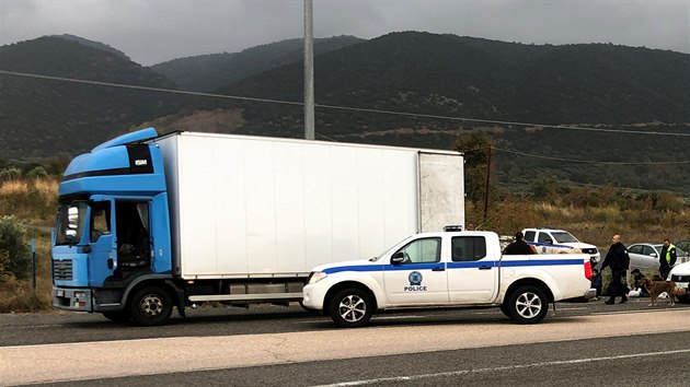 eck policie zadrela na severovchod zem kamion, v jeho nkladnm prostoru bylo 41 migrant. (4. listopadu 2019)
