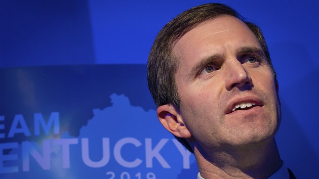 Demokratick kandidt Andy Beshear zvtzil ve volbch guvernra ve stt Kentucky (6. listopadu 2019)