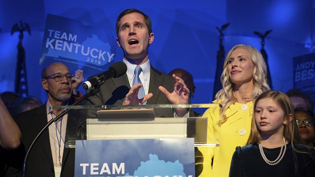 Demokratick kandidt Andy Beshear zvtzil ve volbch guvernra ve stt Kentucky (6. listopadu 2019)