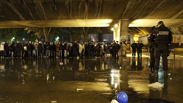 Francouzt policist evakuovali uprchlky z provizornch tbor na severovchod Pae. (7. listopadu 2019)