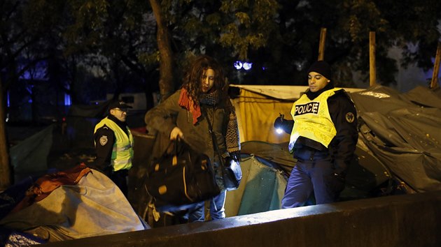 Francouzští policisté evakuovali uprchlíky z provizorních táborů na severovýchodě Paříže. (7. listopadu 2019)