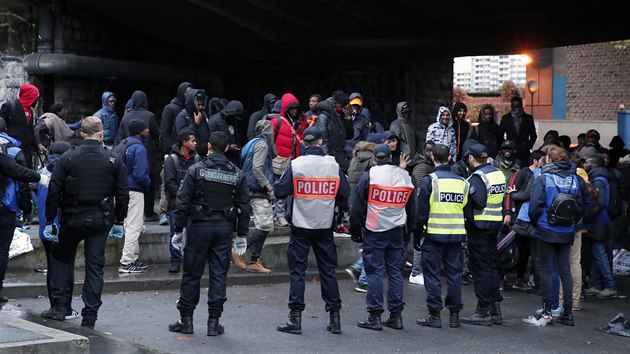 Francouzští policisté evakuovali uprchlíky z provizorních táborů na severovýchodě Paříže. (7. listopadu 2019)