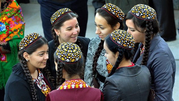 Turkmenské studentky oblečené do tradičních místních oděvů.