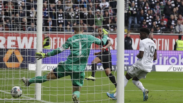 Brank Bayernu Mnichov Manuel Neuer (v zelenm) inkasuje v utkn proti Frankfurtu.