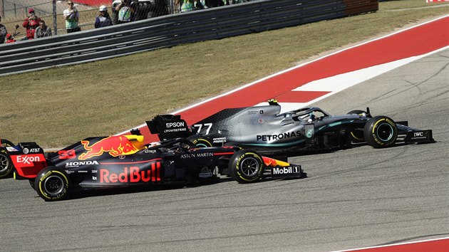 Valtteri Bottas z Mercedesu (vpravo) m navrch ped Maxem Verstappenem z Red Bullu bhem Velk ceny USA.