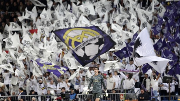 Jako by se glman Thibaut Courtois ztrcel v zplav pznivc svho Realu Madrid.