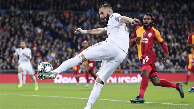 Karim Benzema z Realu Madrid centruje ped branku v utkn proti istanbulskmu Galatasarayi,