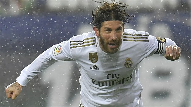 Kapitn Sergio Ramos (Real Madrid) promnil na hiti Eibaru pokutov kop.