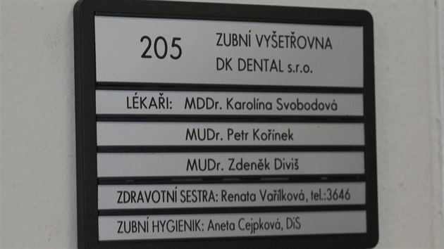 O pacienty nyn peuj zubn lkai Zdenk Divi a Petr Konek, kte ji kad maj v Brn svoji zavedenou s ordinac. Stomatologov se budou ve slub stdat jet se svoj zamstnankyn, zubn lkakou Karolnou Svobodovou, nebo s dalmi kolegy podle potebn odbornosti. Pacientm bude k dispozici tak dentln hygienistka.