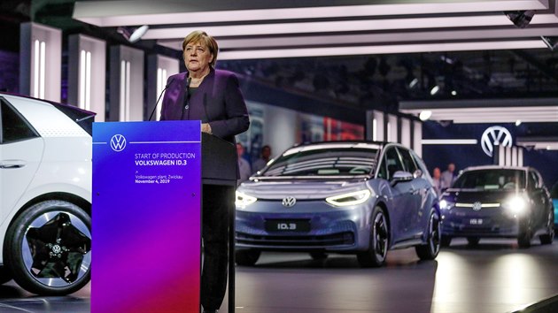 Nmeck kanclka Angela Merkelov zahjila vrobu elektromobilu Volkswagen ID.3 v tovrn v nmeckm Cvikov.