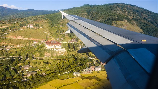 P�ist�n� v�Paro je pro piloty n�ro�n�, cestuj�c� mohou obdivovat pohledy na kl�ter a r��ov� pol��ka.