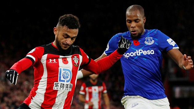 Sofiane Boufal ze Southamptonu (vlevo) a Djibril Sidibe z Evertonu.