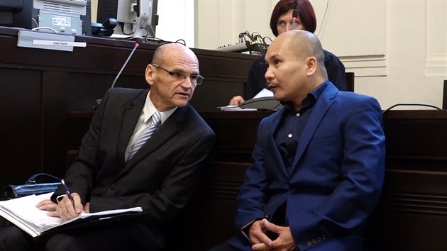 Soudce Vrchnho soudu v Praze Ivan Elischer (vlevo) se spoluobalovanm Vietnamcem Hungem Nguenem Quocem